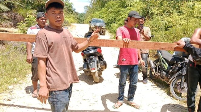 
					Masyarakat Batu Napal Portal Akses Jalan ke PT Laot Bangko
