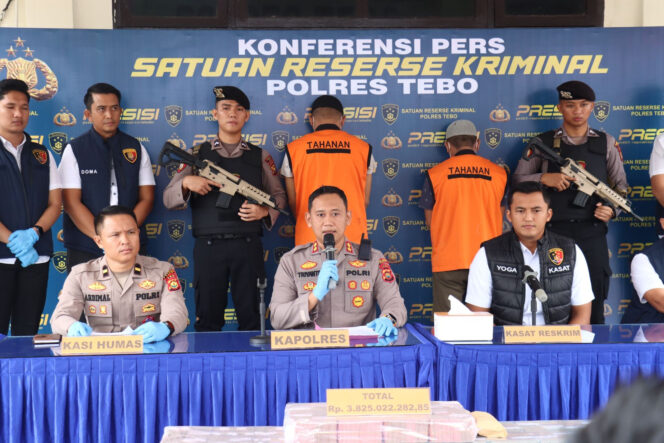 
					Polres Tebo Ungkap Korupsi KUR BSI Rp4,8 Miliar: Dua Pegawai Bank Jadi Tersangka