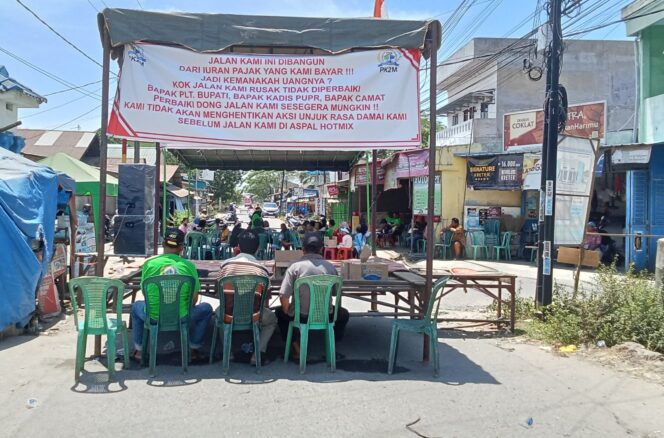 
					Masyarakat 4 Desa Di Kecamatan Tanjung Morawa Melakukan Aksi Unjuk Rasa Blokir Jalan Tuntut Janji Pemkab Deli Serdang
