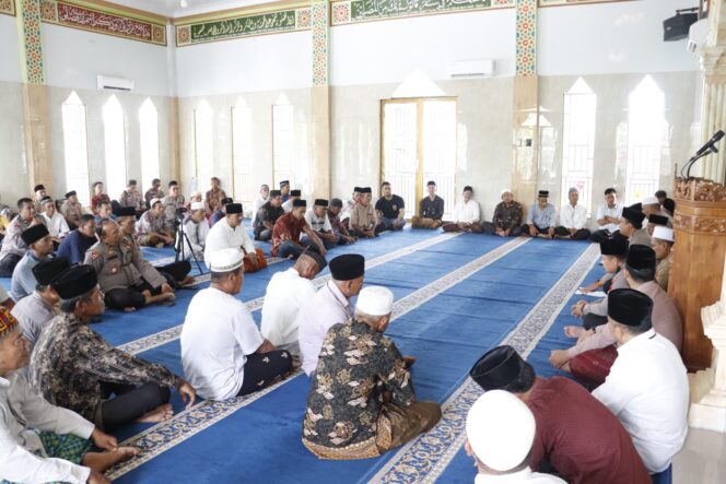 
					Dekatkan Diri Ke Masyarakat, Kapolres Langkat Laksanakan Jum’at Curhat di masjid Al-khlas
