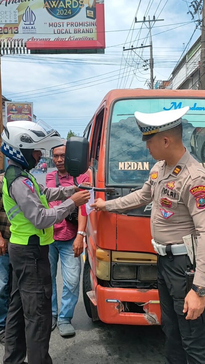 
					Sat Lantas Menyapa Kemerdekaan, Bagikan Bendera Merah Putih Kepada Pengguna Jalan