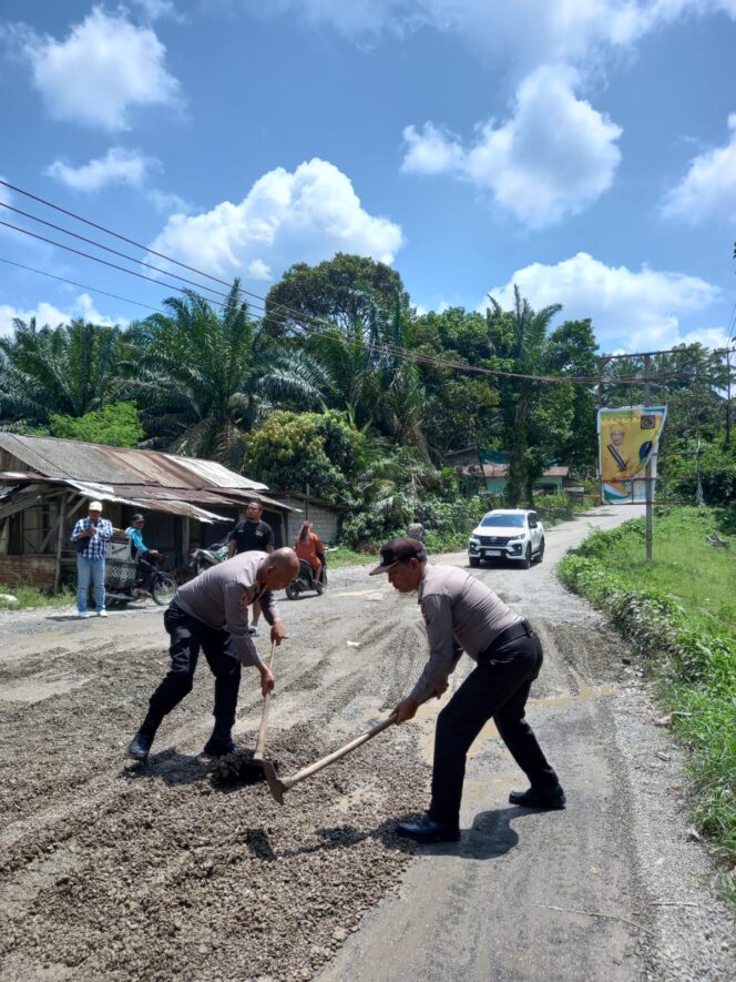 
					Polsek Bahorok bersama Mahasiswa KKN UINSU jalin kerjasama dalam melaksanakan Harkamtimas dengan menimbun jalan yang rusak