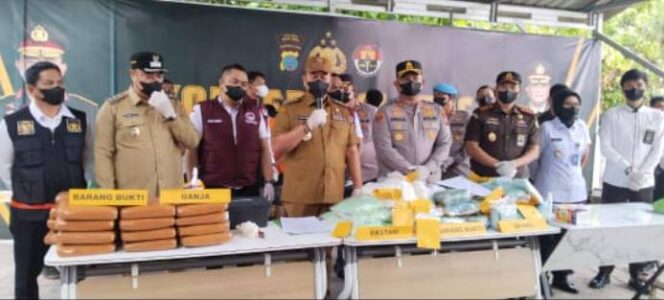 
					Gempur Narkoba di Batu Bara Bupati dan Kapolres Berikan Pernyataan Kuat  Tentang Pemusnahan Ribuan Gram Narkotika