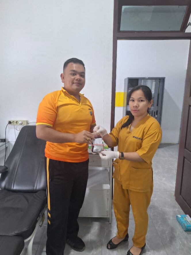 
					Kenangan Termanis Di Berikan Personil Polres Pakpak Bharat Yang Jalani Mutasi Dengan Donorkan Darahnya Kepada Masyarakat