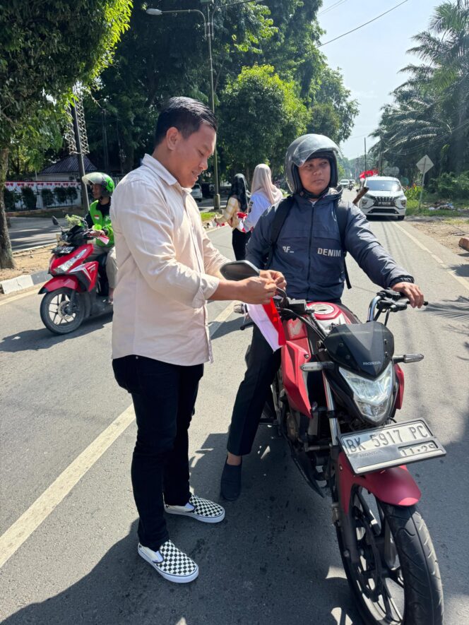 
					Kibarkan Semangat! Intelkam Polres Langkat Ajak Warga Cintai NKRI Lewat Pembagian Bendera Merah Putih