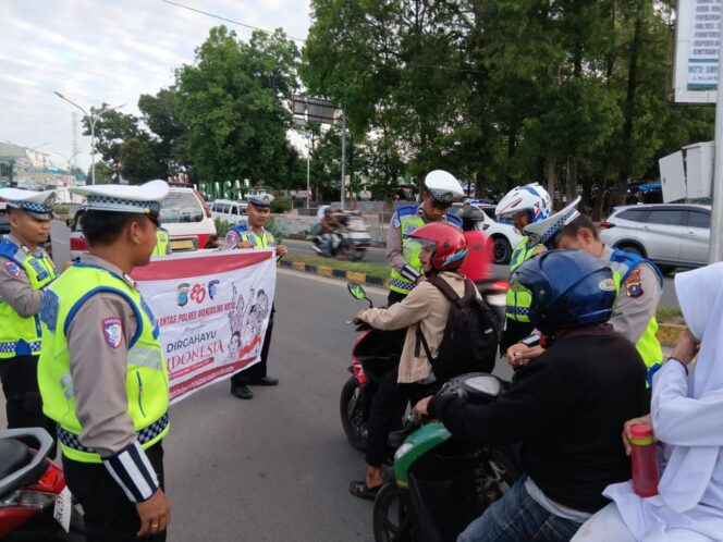
					Polres Madina Bagikan Bendera Merah Putih Kepala Pengguna Jalan