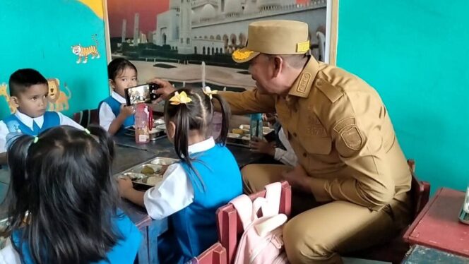 
					Bupati Saipullah Pantau Penyaluran MBG di TK Satu Atap SDN 098 Pidoli Lombang