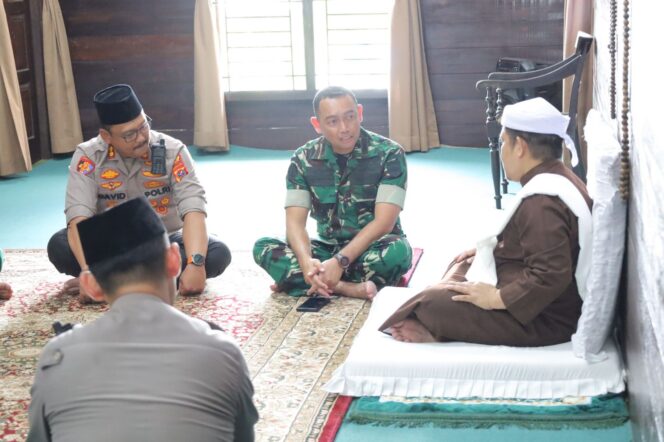 
					Kapolres Langkat Silaturahmi dengan Tuan Guru Babussalam, Mohon Doa Restu untuk Keamanan Negeri