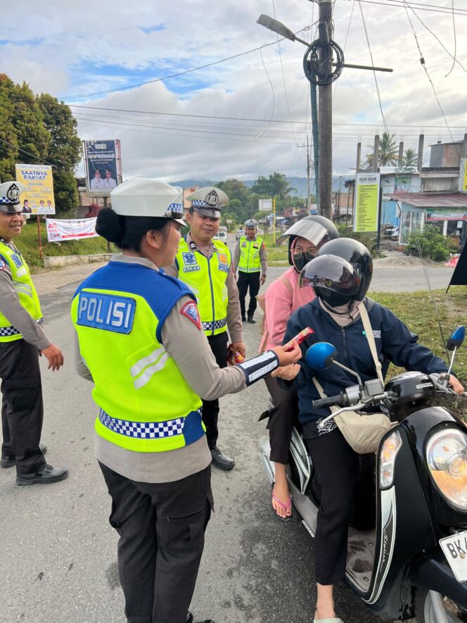 
					Hari jadi Ke – 77 Polisi Wanita Polres Pakpak Bharat Surprise Berikan Coklat Kepada Para Pengendara
