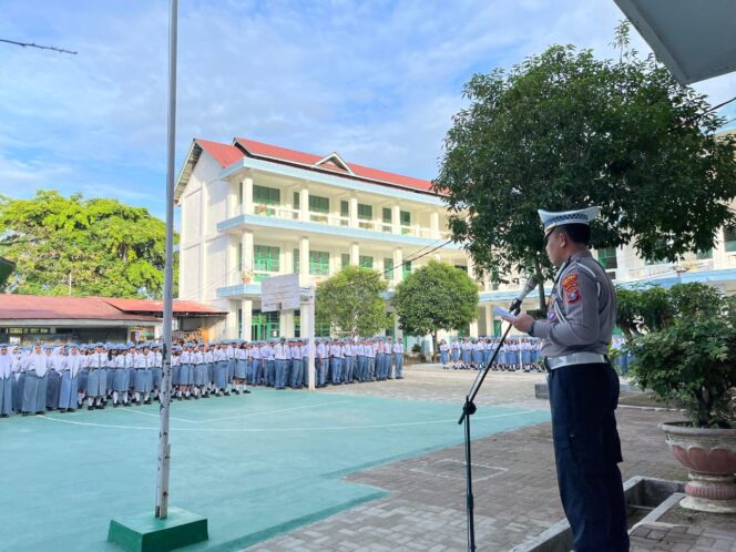 
					Polantas Menyapa, Satlantas Polres Sibolga Sambangi SMA/SMK Sederajat Menjadi Irup Kenaikan Bendera