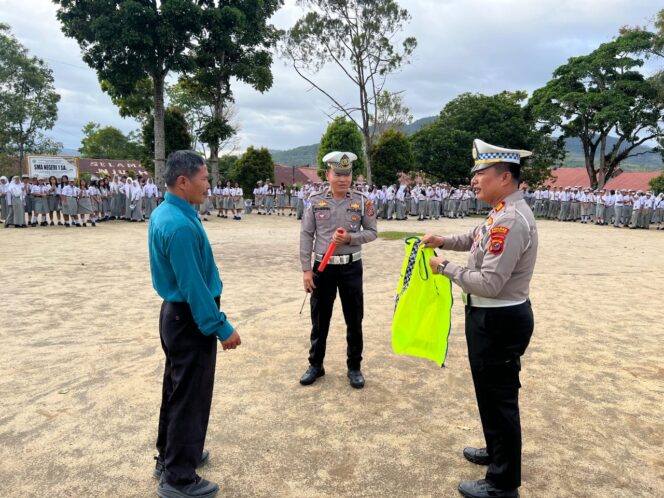 
					Sat Lantas Polres Pakpak Bharat Menyapa Kunjungi SMA Negeri 1 Salak Berikan Edukasi Dan Penyuluhan