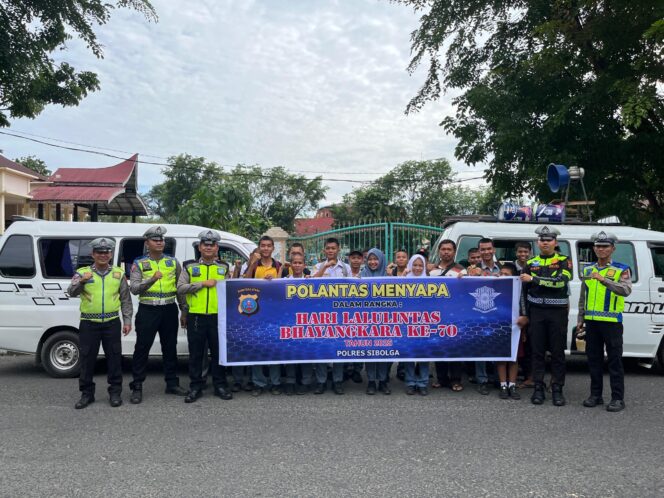 
					Edukasi Keselamatan Berlalu Lintas, Satlantas Polres Sibolga Sambangi Bus Sekolah