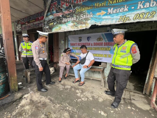 
					Dalam Rangka HUT Polisi Lalu Lintas Ke – 70 Sat Lantas Polres Pakpak Bharat Periksa Kesehatan Dan Bagi Vitamin Ke Para Supir Dan Penumpang