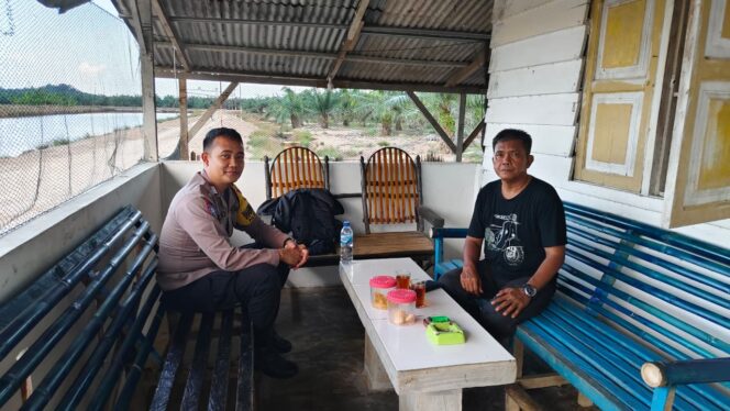 
					Dekat dengan Warga, Bripka Rico Surya Ardana D Laksanakan Sambang Desa di Serang Jaya Hilir 
