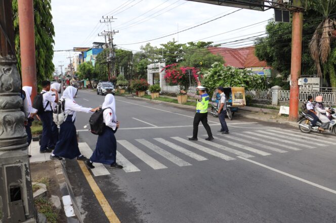 
					Antisipasi Kemacetan, Jajaran Polres Langkat Gelar Pengaturan Lalu lintas di Pagi Hari