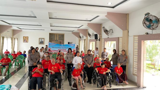 
					Polwan Polda Sumut Tebar Kepedulian, Salurkan 350 Paket Sembako di Tiga Lokasi