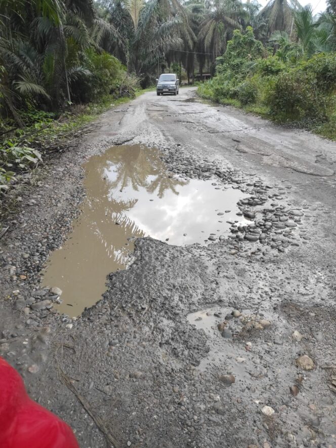 
					JALAN UTAMA DI LINGKUNGAN III PEKAN BESITANG RUSAK PARAH WARGA DESAK PERBAIKAN