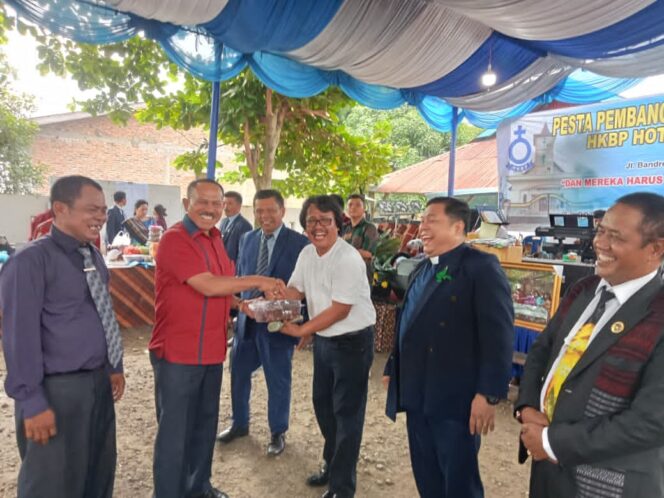 
					Kombes Pol (Purn) Dr Maruli Siahaan SH MH Hadiri pesta Pembangunan & Parheheon Sekolah Minggu HKBP Hotma Uli Ressort Medan
