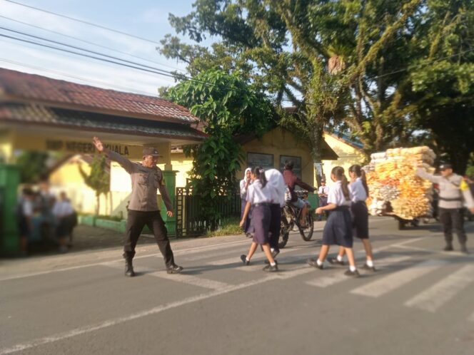 
					Polisi Hadir di Tengah Masyarakat, Bhabinkamtibmas Polsek Kuala Gatur Pagi di Depan SMPN 1 Kuala