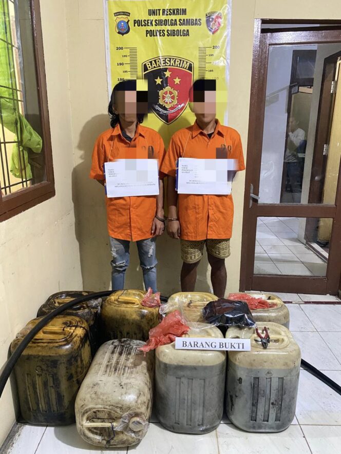 
					Polsek Sibolga Sambas Amankan Dua Tersangka Pencurian Minyak Di PT. Pelindo Sibolga
