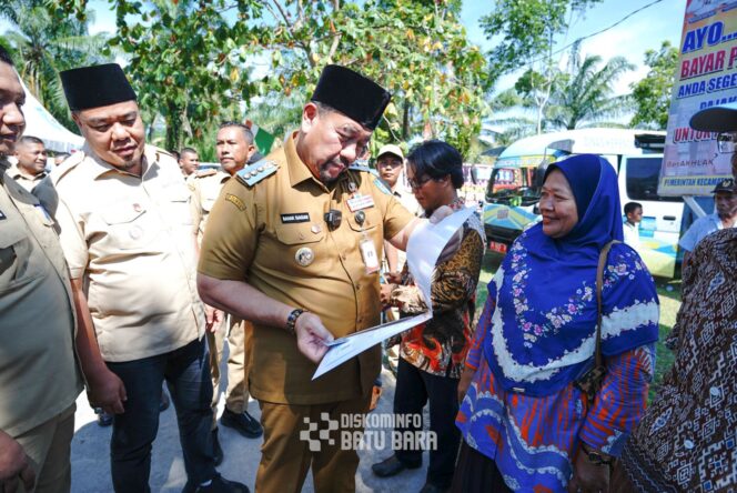 
					Komitmen Dukung Pendidikan, Bupati H.Baharuddin Siagian dan wakil Bupati Syafrizal, Serahkan Puluhan Seragam Sekolah