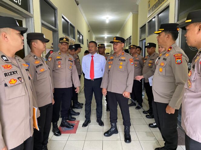 
					Atensi Kapolres Pakpak Bharat Saat Pimpin Apel Pagi : Hindari Hidup Hedonis Dan Sikapi Dinamika Perkembangan Dengan Bijak