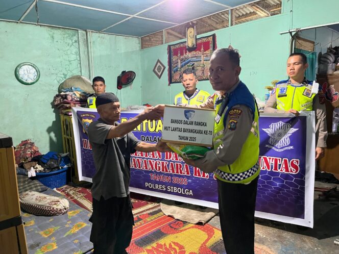 
					HUT Lalu Lintas Bhayangkara Ke-70 Tahun 2025, Polres Sibolga Laksanakan Bakti Sosial