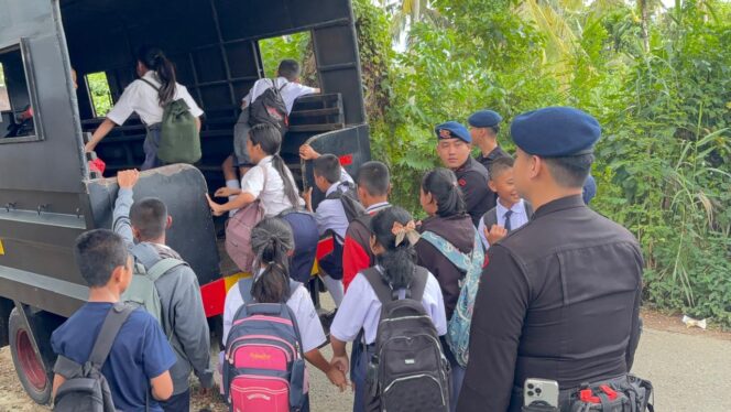 
					Batalyon C Pelopor Sat Polda Sumut Hadir Murid Sekolah Di Gunung Sitoli Senang Dan Gembira