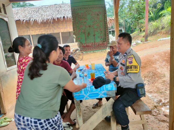 
					Bhabinkamtibmas Desa Bukit Selamat Sambangi Warga, Ajak Bijak Bermedsos