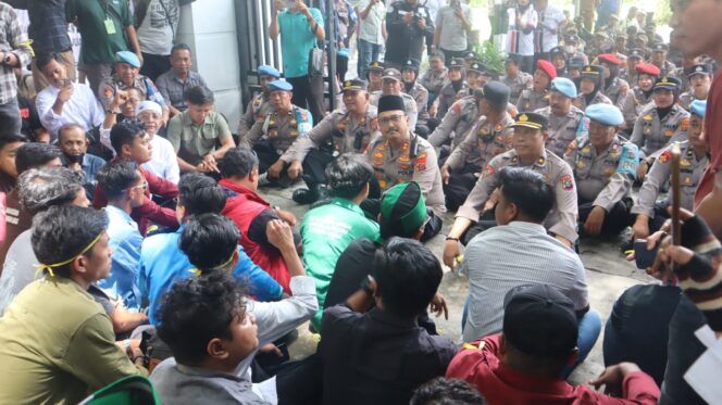 
					Kapolres Langkat Pimpin Langsung Pengamanan Aksi Unjuk Rasa Mahasiswa, Aksi Berjalan Damai dan Tertib