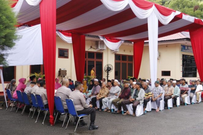 
					Kapolres Langkat dan Bhayangkari Salurkan 150 Paket Sembako untuk Bilal Mayit, Penggali Kubur, dan Kaum Duafa