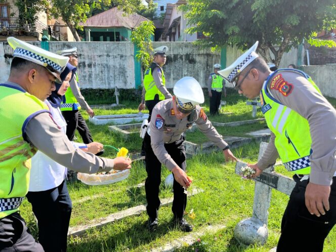 
					Kasat Lantas Polres Sibolga, Pimpin Ziarah Makam Dalam Rangka HUT Lalu Lintas Bhayangkara Ke-70