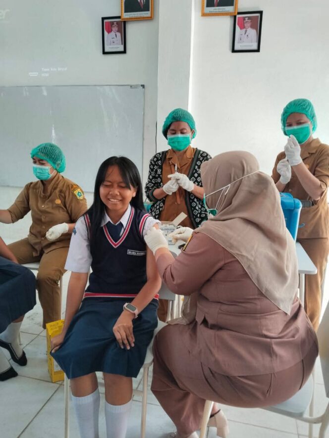 
					UPT Puskesmas Salak Berikan Vaksinasi HPV Bagi Pelajar Putri