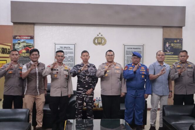 
					Mempererat Silaturahmi Dan Sinergitas TNI-Polri, Danlanal Sibolga Kunjungi Mako Polres Sibolga