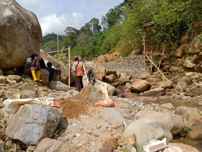 
					Proyek Instalasi Pengolahan Air di Ladang Rimba Diduga Mark Up, Kualitas Buruk, Sorotan