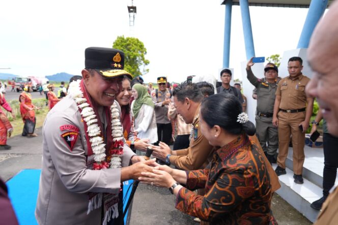 
					Kapolres Sibolga Dan Kapolres Tapteng, Sambut Kapolda Sumut Di Bandara Pinangsori