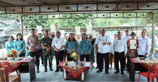 
					Sebanyak 210 Sertifikat tanah diserahkan kepada masyarakat