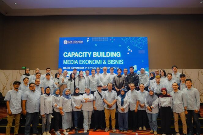 
					DIABADIKAN: Deputi Kepala Perwakilan BI Sumut, Imam Gunadi bersa Deputi Direktur M, Indra Kuspriyadi diabadikan bersama peserta Capacity Buildung yang digelar KPw BI Sumut mulai Selasa hingga Jumat di Hotel Hilton Bandung.