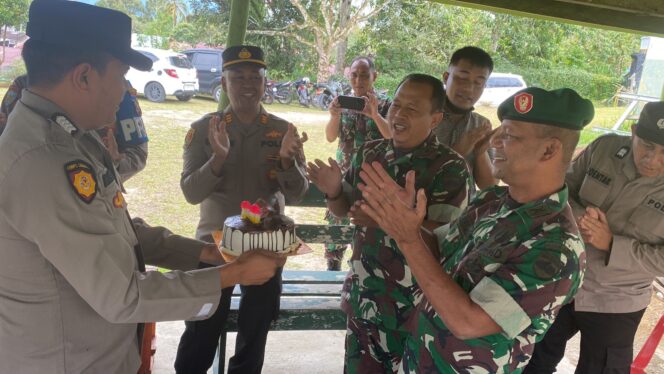 
					Polres Pakpak Bharat Melalui Polsek Salak Dan Polsek Sukaramai Berikan Ucapan Selamat HUT TNI Ke – 80 Ke Koramil.
