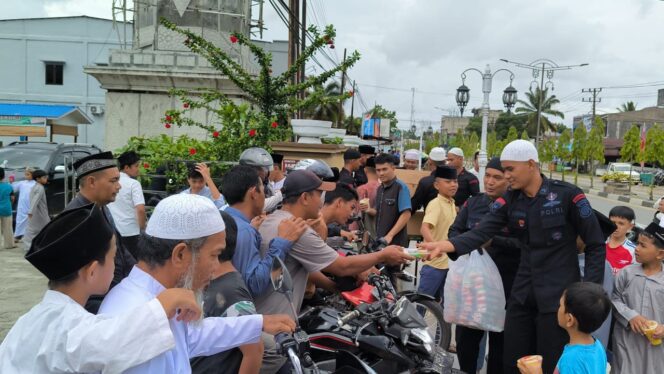 
					Jumat Berkah, Brimob Subulussalam Bagi Jus dan Snack Usai Salat Jumat, “Peduli Humanis, Brimob Aceh Tebar Kebaikan di Masjid As-Silmi”