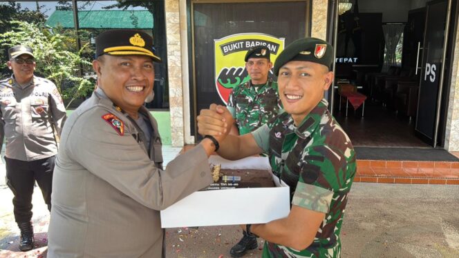 
					Polres Langkat Berikan Kue Ulang Tahun Secara Serentak kepada TNI dalam Rangka HUT TNI ke-80