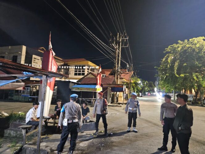 
					Cegah Aksi Tawuran Remaja, Polres Sibolga Patroli Dini Hari, Sambangi Warga