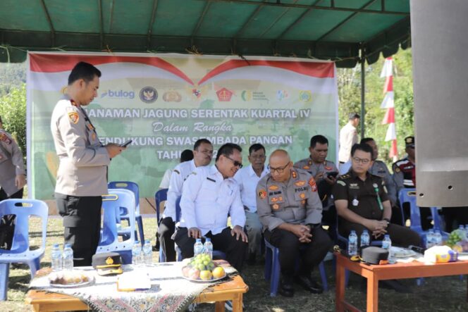 
					Sekda Pakpakbharat Ikuti Tanam Jagung Serentak Kwartal IV