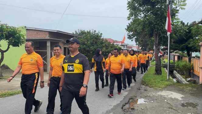 
					Kapolres Langkat Bersama Anggota Laksanakan Olahraga Pagi dengan Jalan Kaki santai