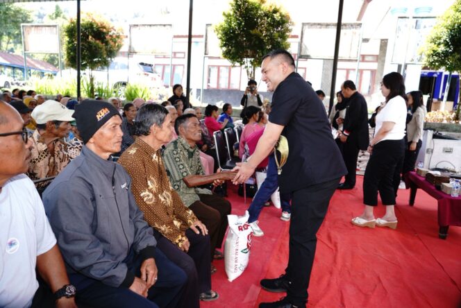 
					Bupati Tumanggor Bagikan Paket Bantuan Lansia