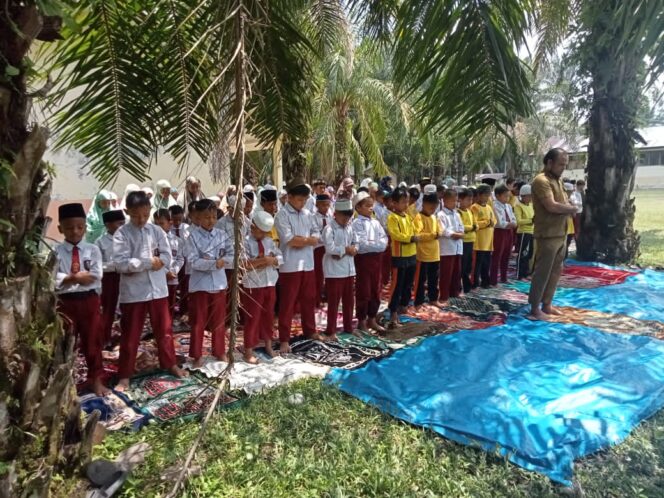 
					DENGAN PROGRAM TAMBAHAN UNTUK MELAKSANAKAN SHALAT DZUHUR BERJAMAAH SD.NEGERI 0905 AEK BONGBONGAN TELAH MELAKSANAKANNYA