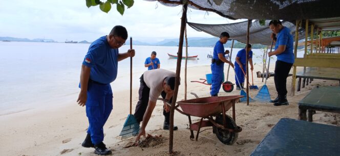 
					Satpolairud Polres Sibolga, GelarAksi Bersih Sampah Laut Di Pesisir Pantai Pendaratan Sarudik