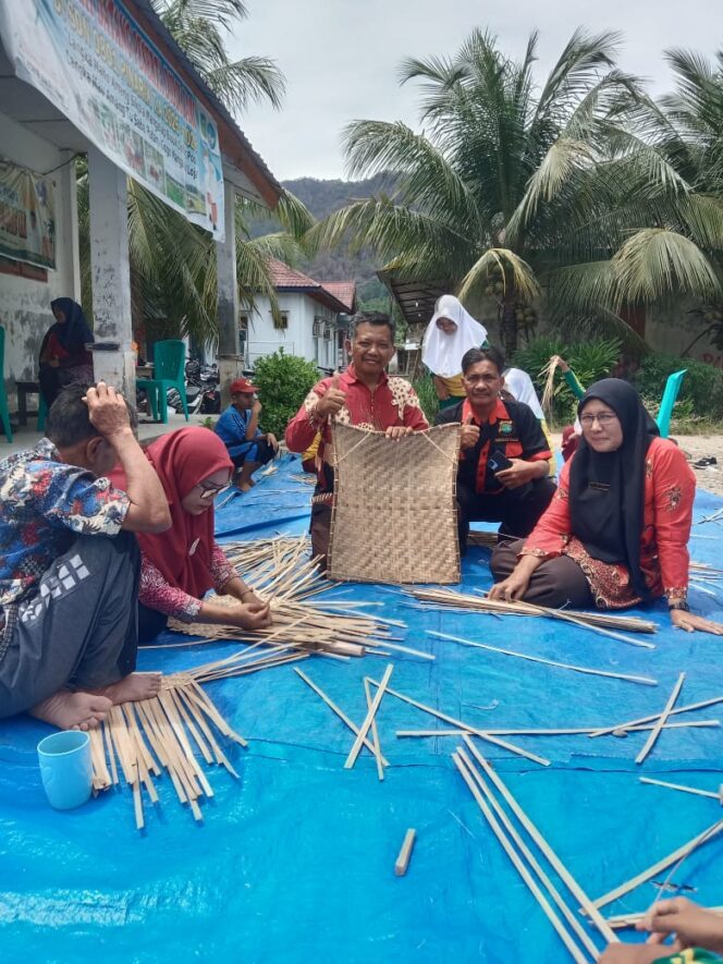 
					SD NEGERI 0801 PINARIK MENGHIDUPKAN KEMBALI KEKAYAAN KHAS DAERAH MELALUI PEMBELAJARAN KETERAMPILAN MENGAYAM TAMPAH