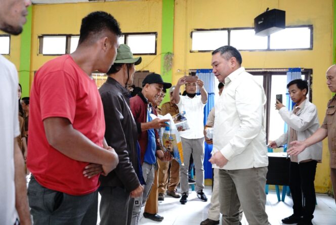 
					Bupati Tumanggor Serahkan bantuan Sosial Melalui Program Rehabilitasi Sosial