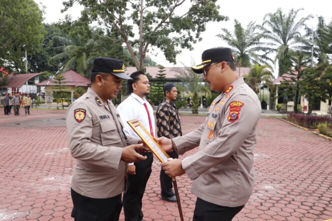 
					Berprestasi Dalam Menjalankan Tugas Kepolisian,Kapolres Langkat Berikan Piagam Penghargaan